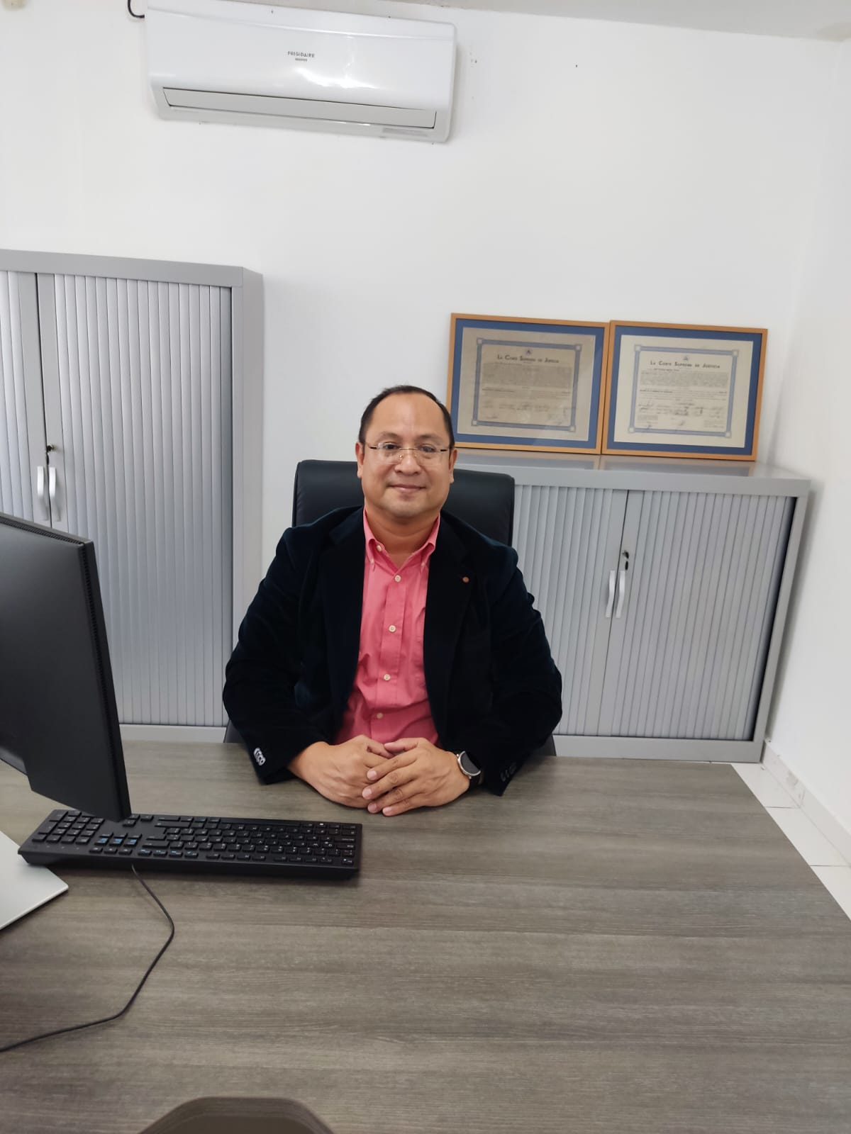 Edén Enrique Aguilar Castro en su oficina